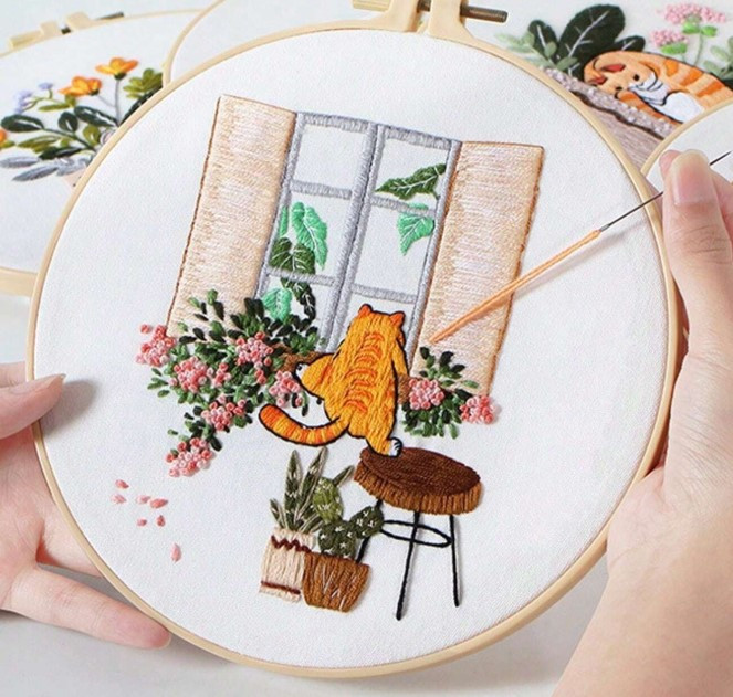 Kit broderie — Chat roux à la fenêtre fleurie