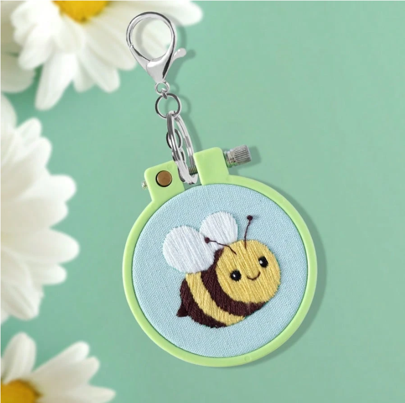 Kit porte-clés à broder — Petite abeille | Coutureo