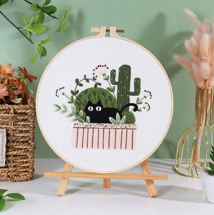Kit broderie — Chat noir dans les cactus