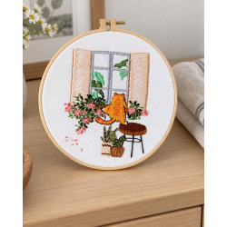 Kit broderie — Chat roux à la fenêtre fleurie