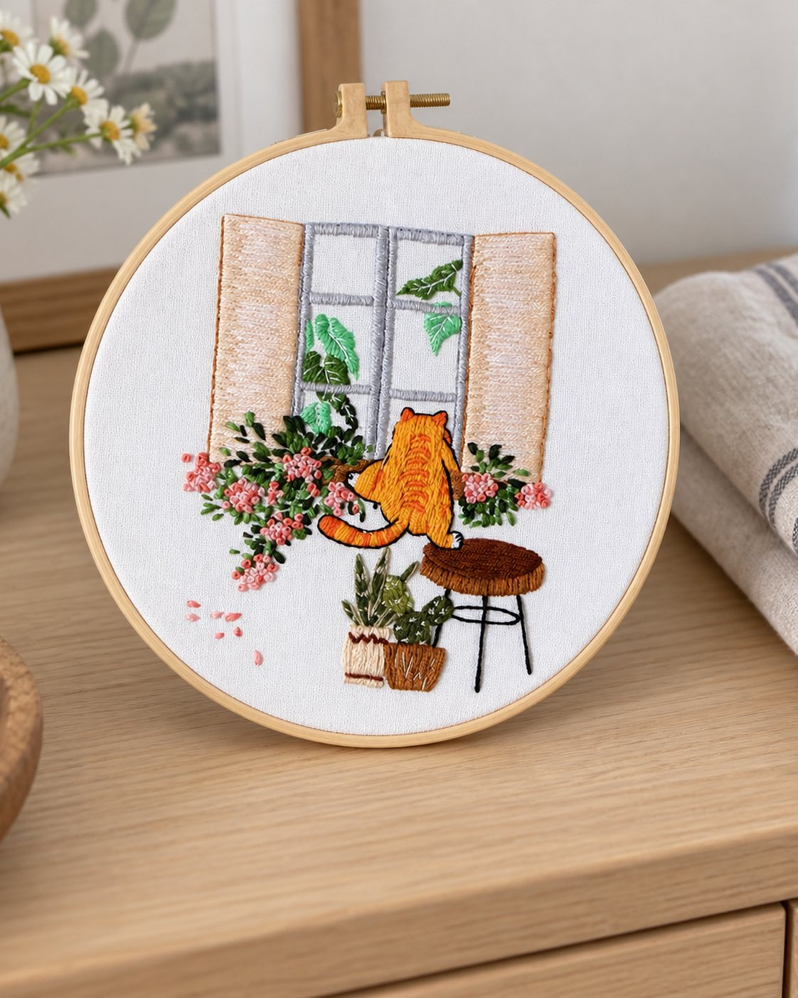 Kit broderie — Chat roux à la fenêtre fleurie | Coutureo