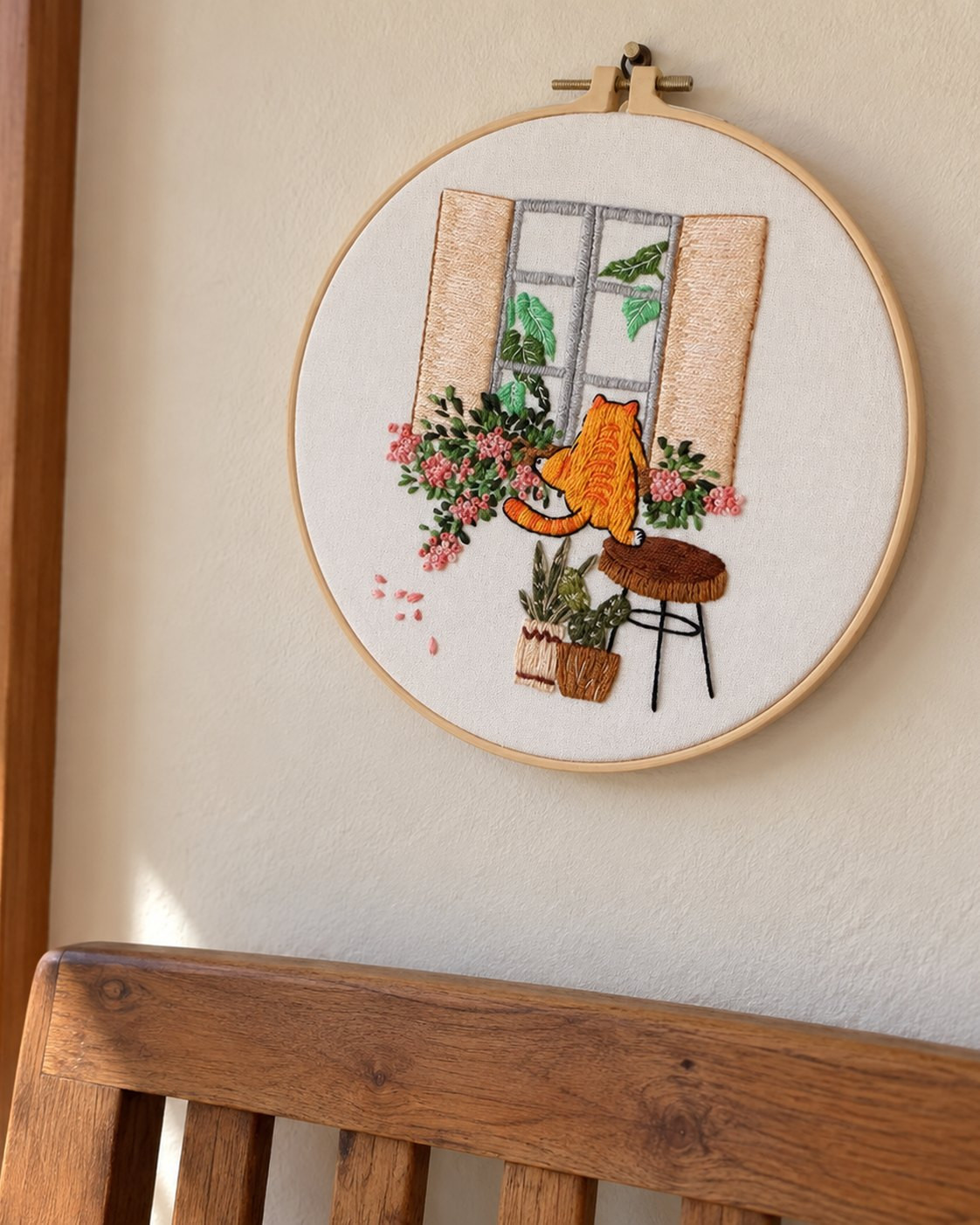 Kit broderie — Chat roux à la fenêtre fleurie