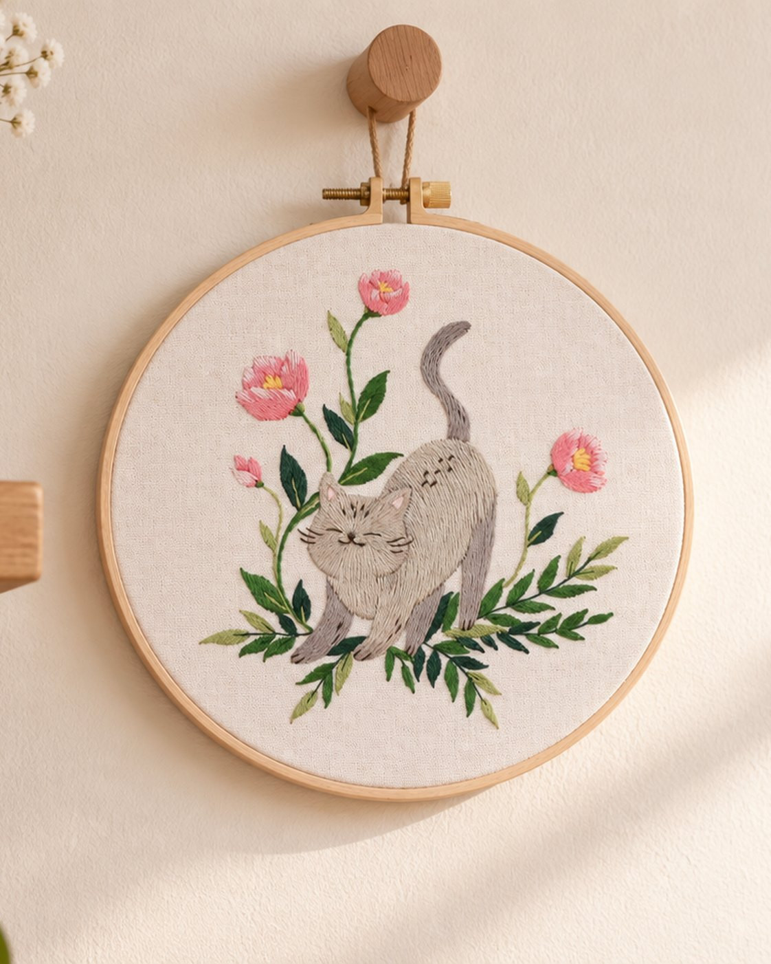 Kit broderie — Lapin dans un jardin fleuri