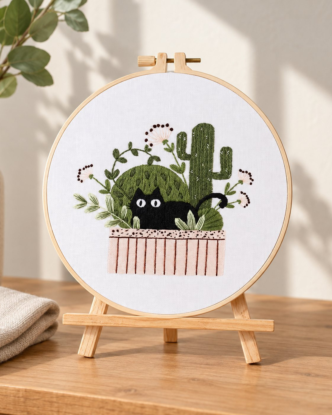 Kit broderie — Chat noir dans les cactus | Coutureo