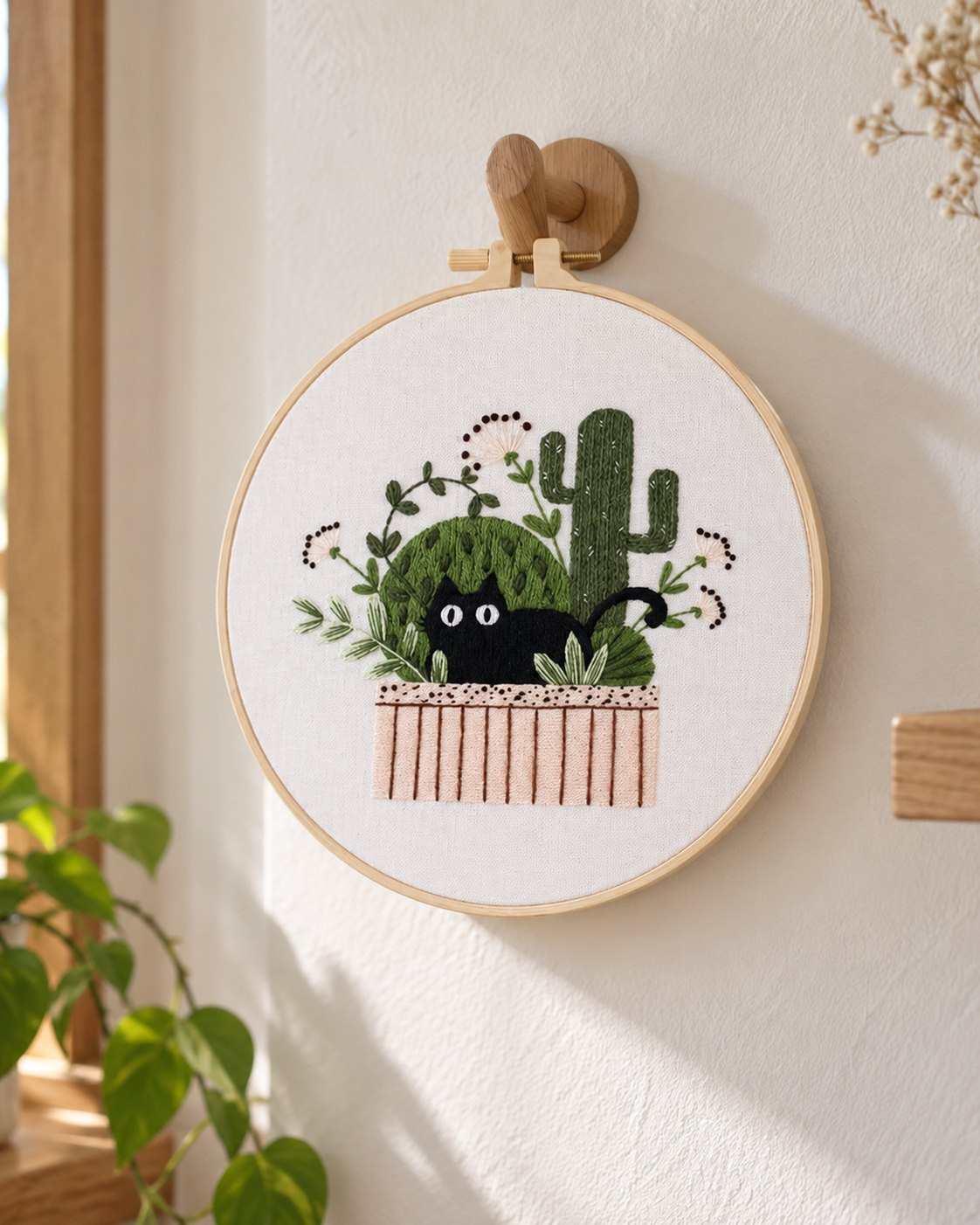 Kit broderie — Chat noir dans les cactus