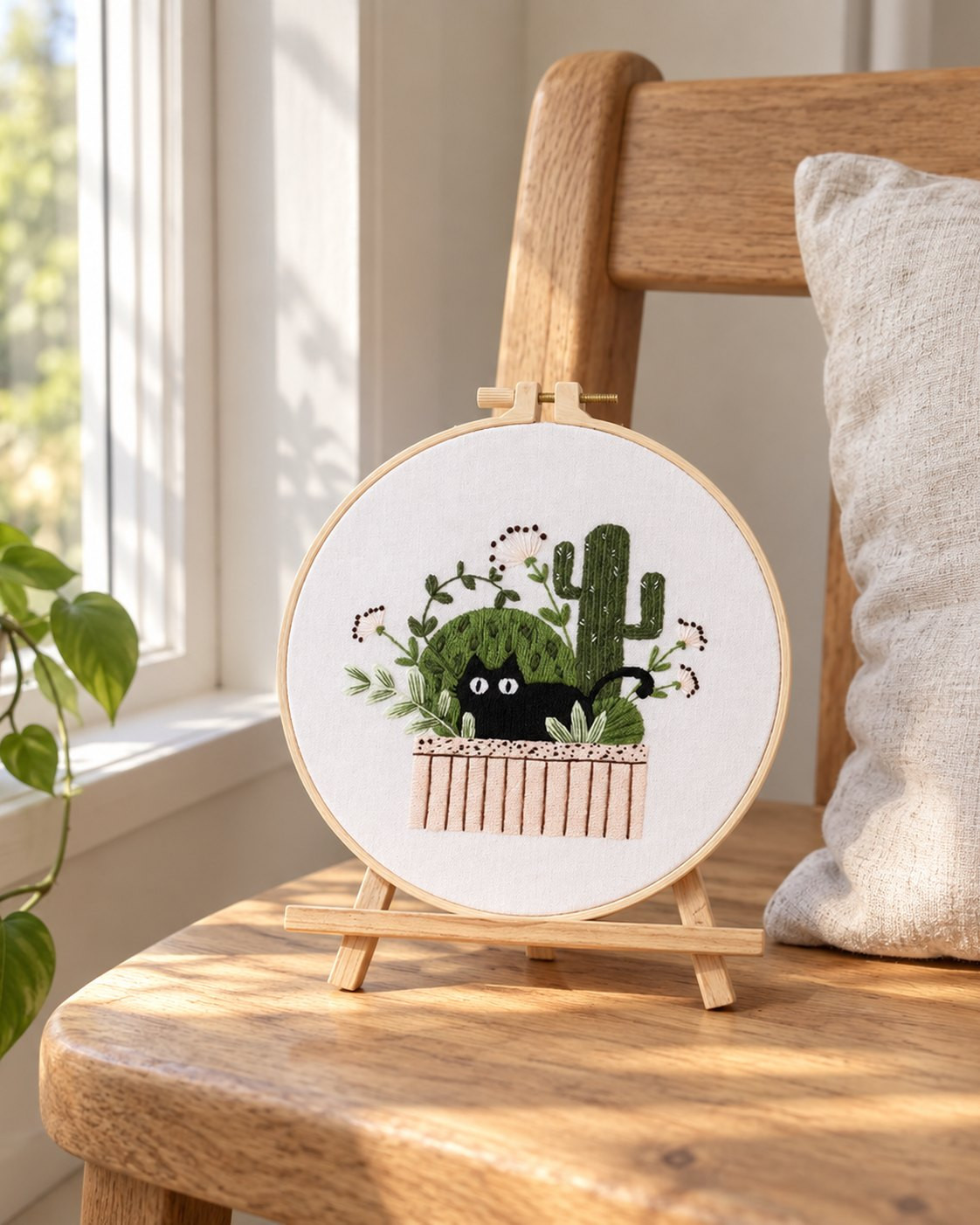 Kit broderie — Chat noir dans les cactus