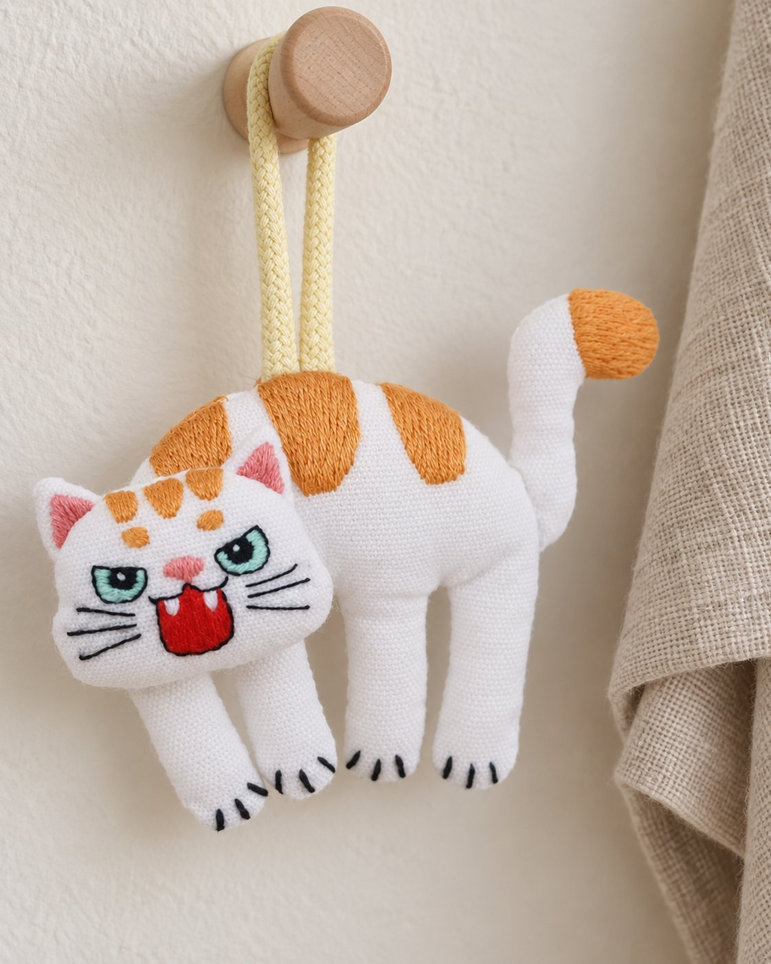 Kit suspension brodée — Chat blanc | Coutureo