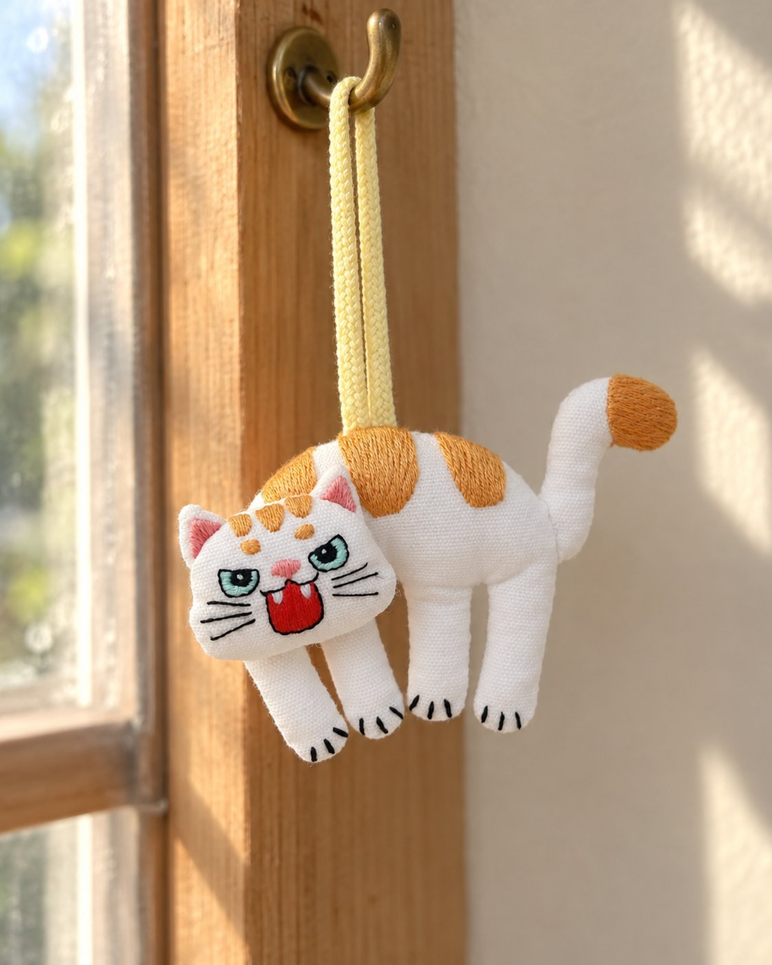 Kit suspension brodée — Chat blanc