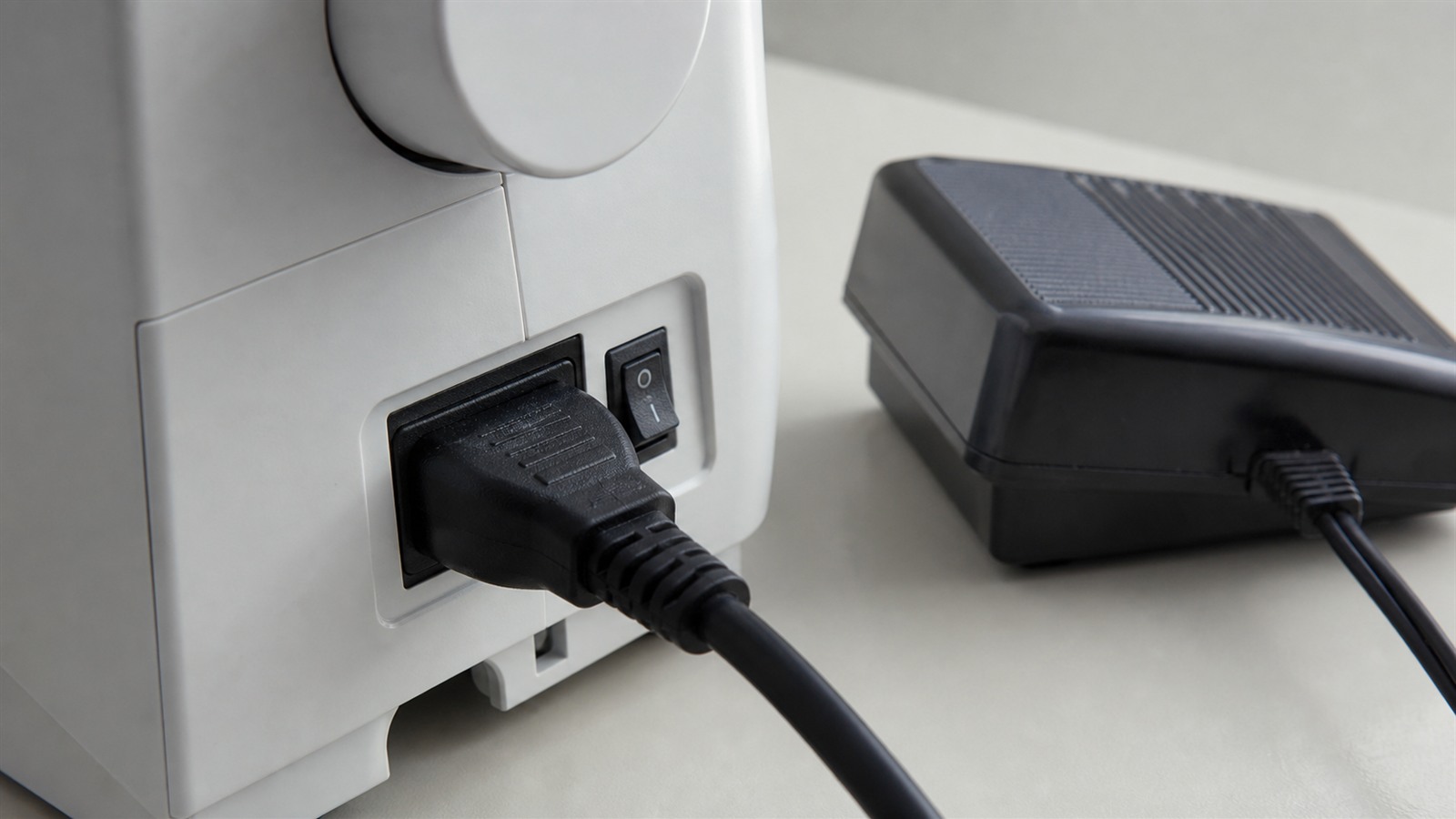 Connexion de pédale à l'arrière d'une machine à coudre