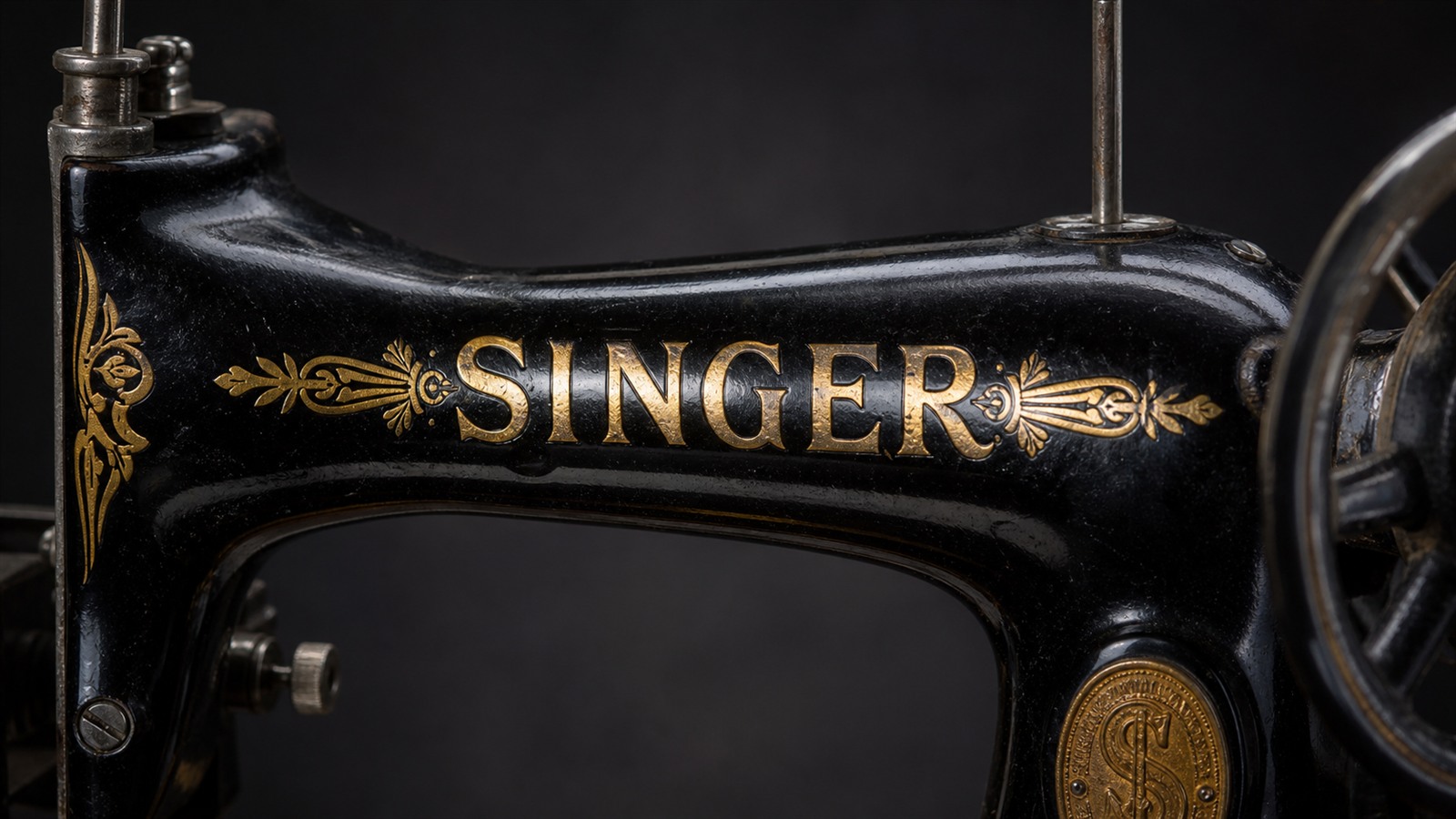 Logo Singer doré sur machine à coudre noire